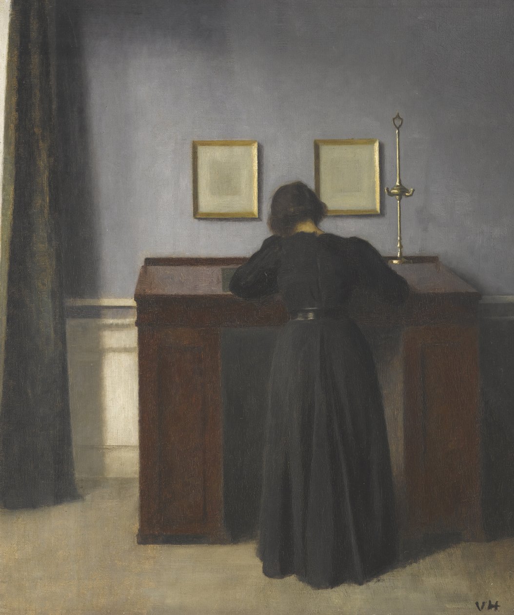 Ida in piedi a una scrivania da Vilhelm Hammershøi