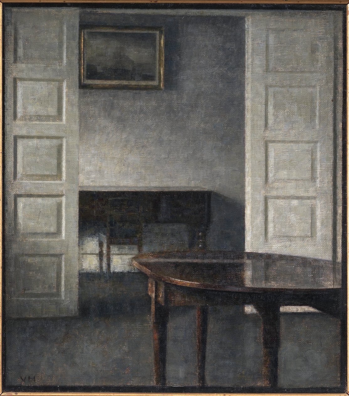Stanza. Le porte a battenti sono aperte su una stanza retrostante con un pianoforte chiuso da Vilhelm Hammershøi