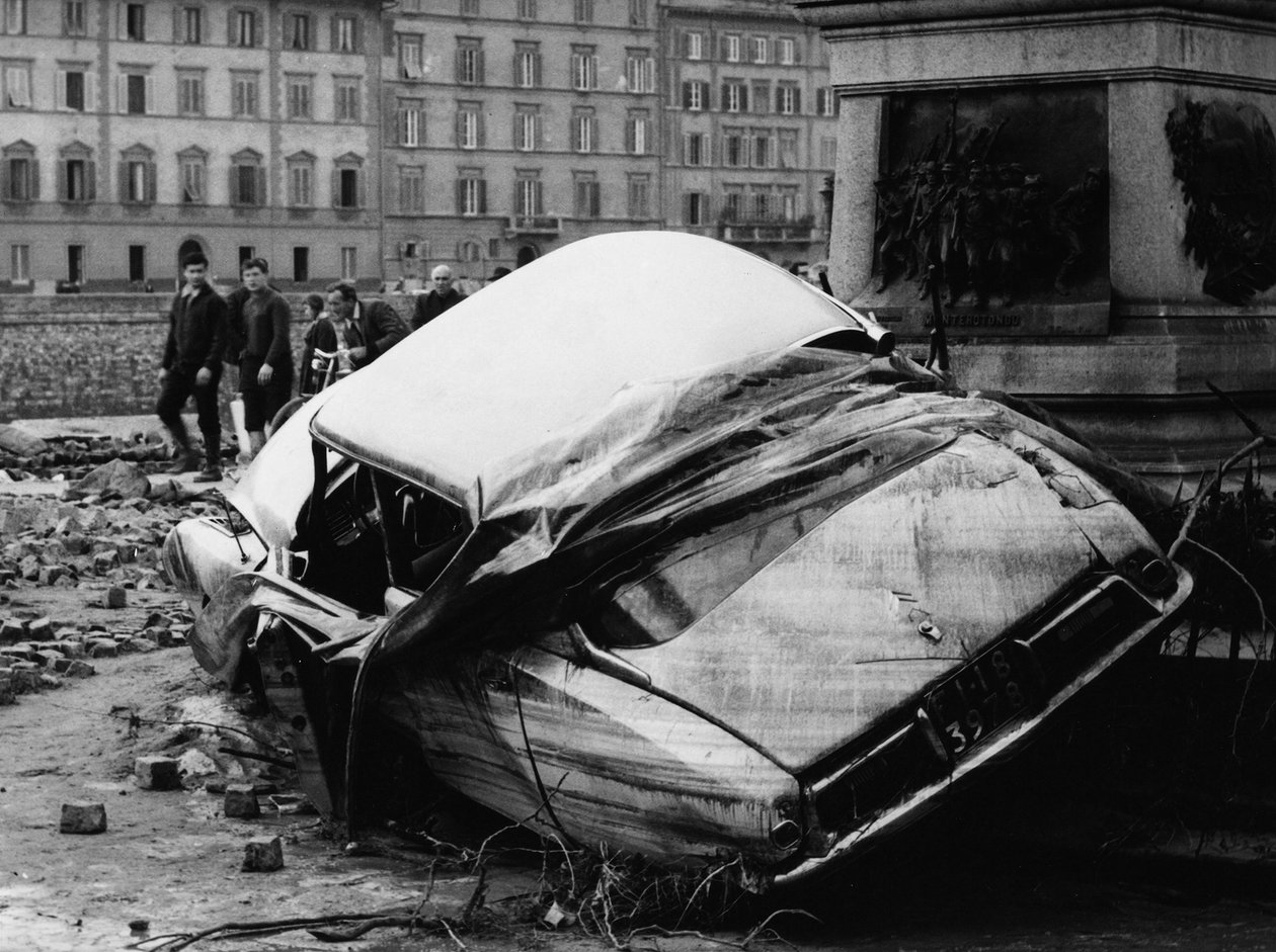 Citroen DS scaraventata contro un monumento durante l