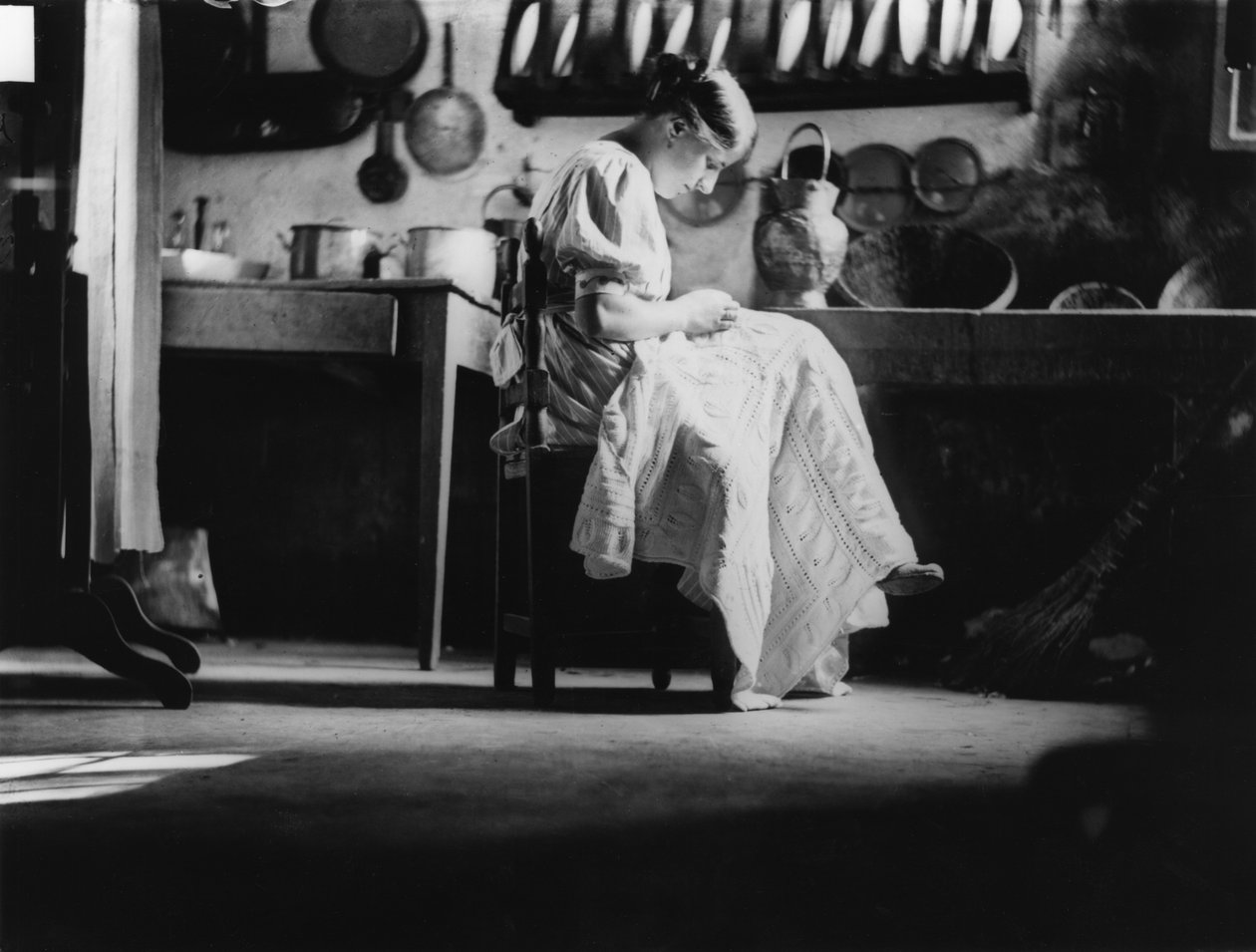 Ragazza che cuce la biancheria per la sua dote, 1916 circa (foto b/n) da Vincenzo Balocchi
