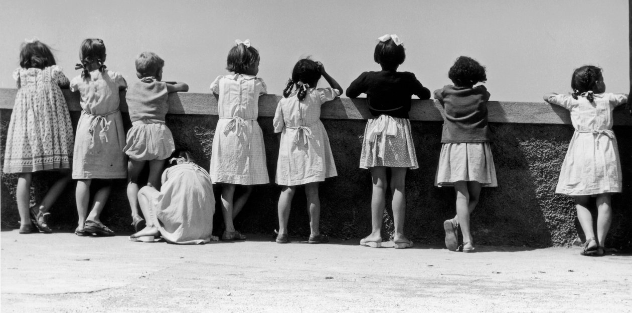 Gruppo di bambini appoggiati a un parapetto, Italia, 1960 circa (stampa alla gelatina d
