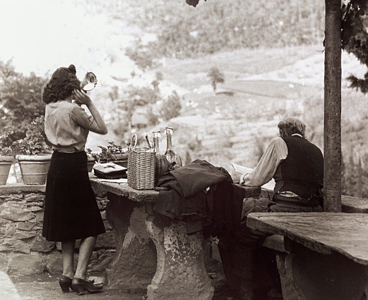 Persone durante un picnic, 1955-60 circa (foto b/n) da Vincenzo Balocchi