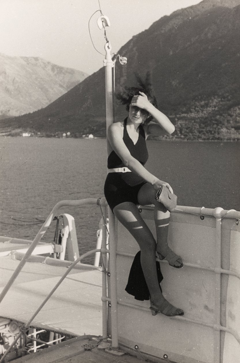 Ritratto di donna a bordo di una nave da crociera, dall