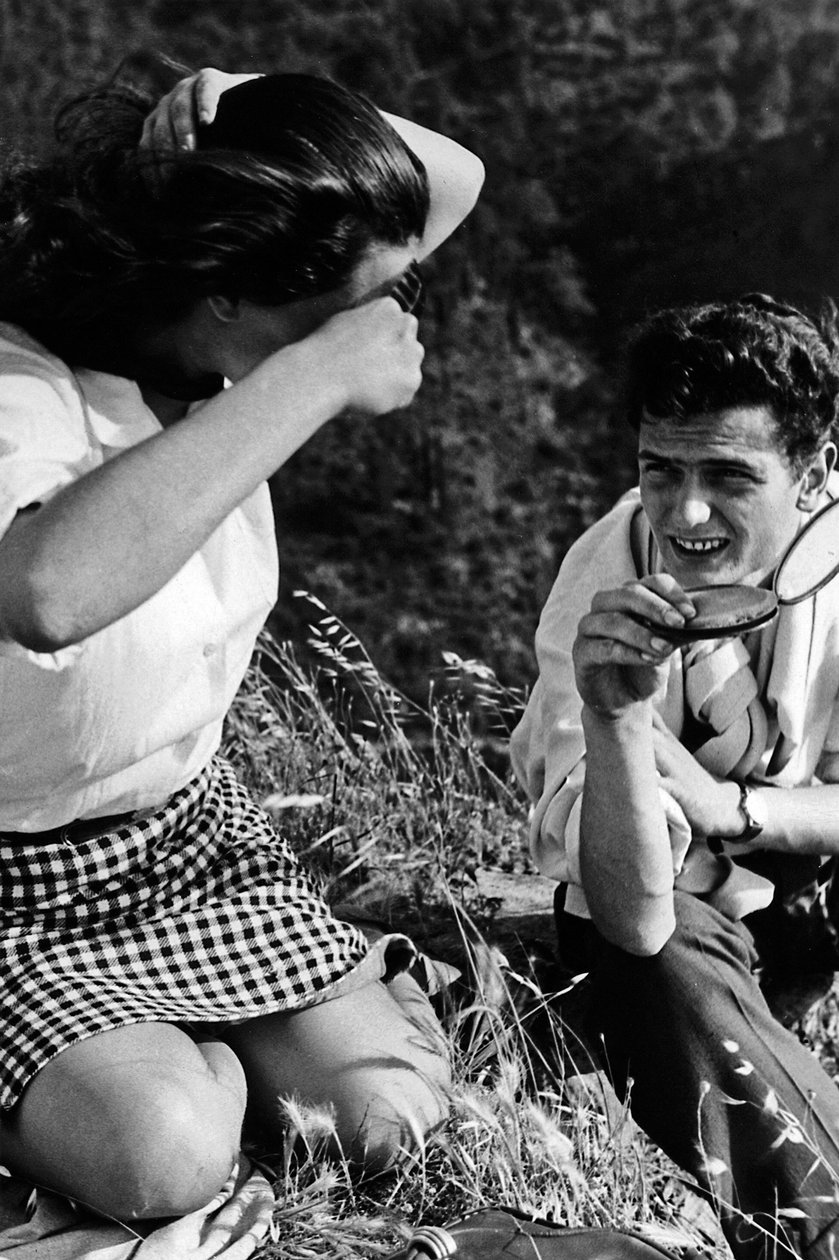 Ritratto di coppia su un prato, 1970 circa (foto b/n) da Vincenzo Balocchi