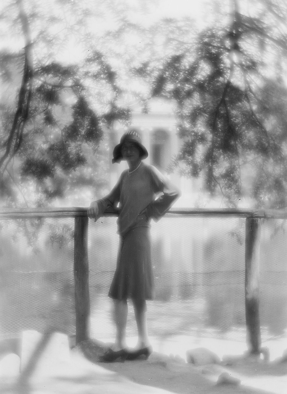 Ritratto di giovane donna, Roma; Studio fotografico da Vincenzo Balocchi