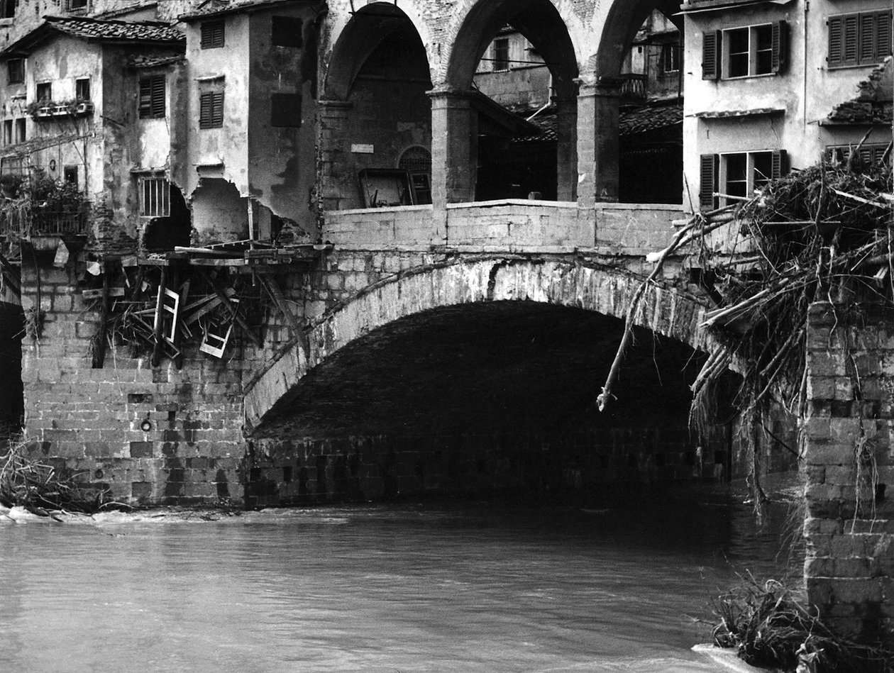 Il Ponte Vecchio semidistrutto dopo l
