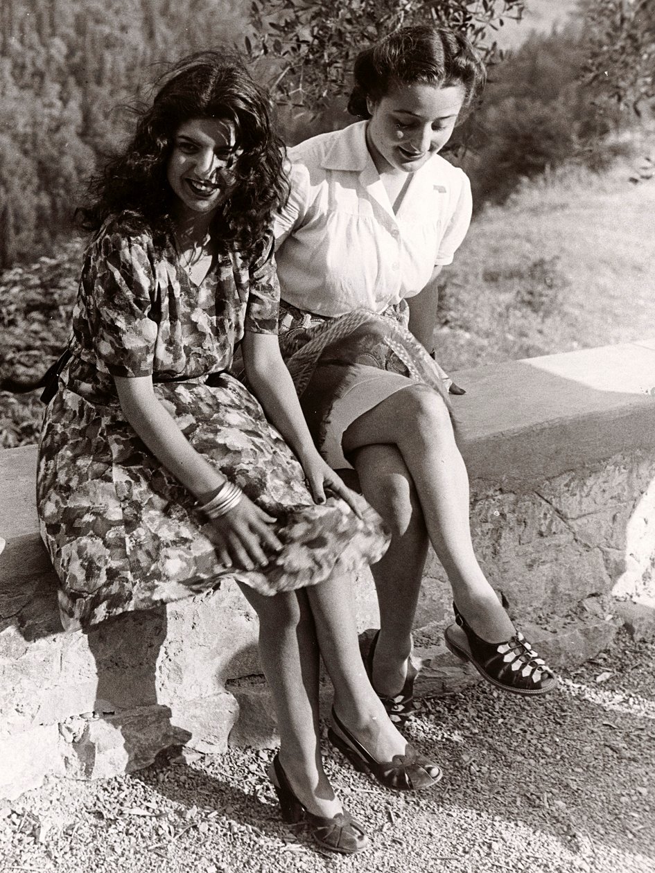 Due ragazze sedute su un muretto, Italia, 1940 circa (foto b/n) da Vincenzo Balocchi