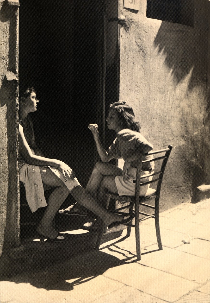 Due ragazze sedute sulla soglia di casa. Cartolina inviata dal fotografo a Vincenzo Balocchi da Vincenzo Balocchi