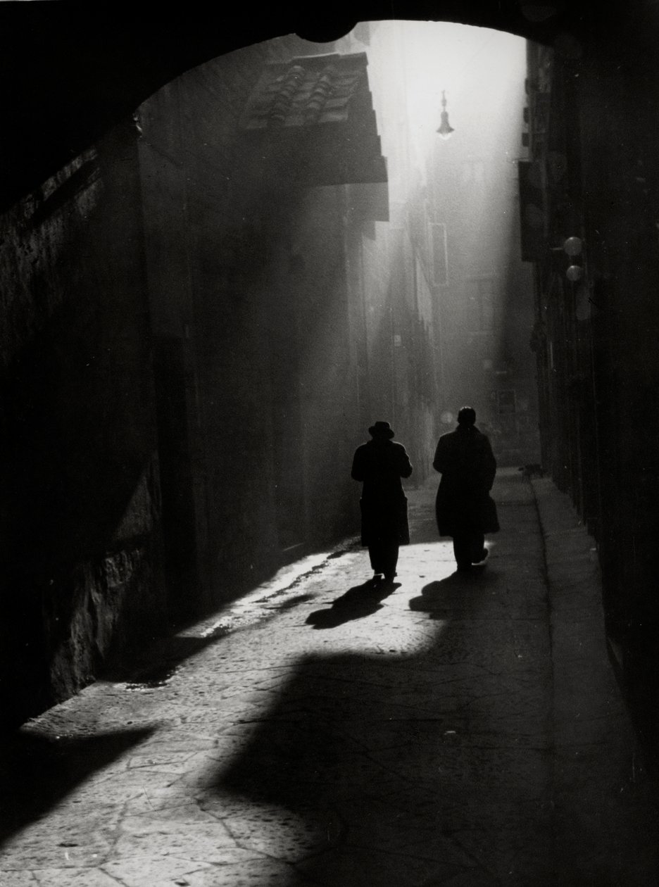 Due uomini camminano in una tipica stradina di Firenze da Vincenzo Balocchi
