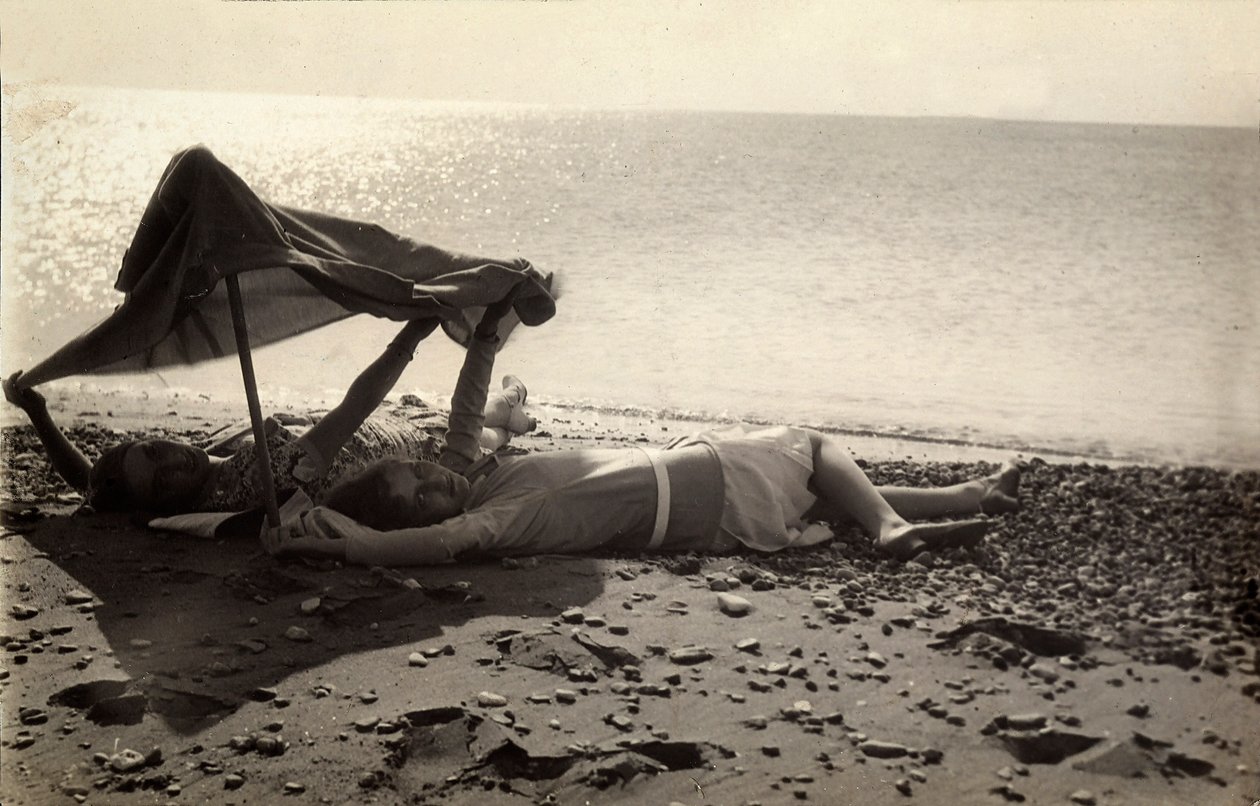 Due donne sdraiate in riva al mare all