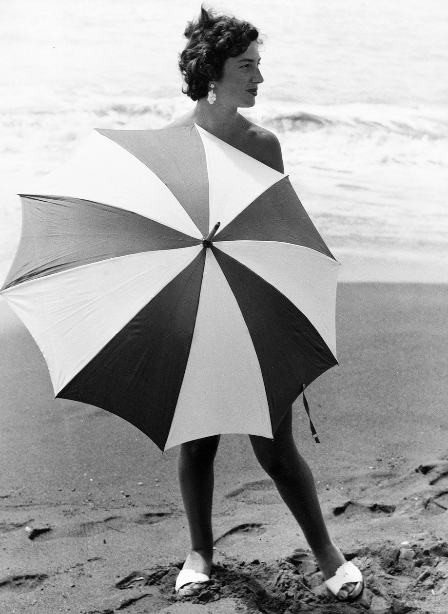 Donna con ombrello sulla spiaggia, 1960 circa (foto b/n) da Vincenzo Balocchi
