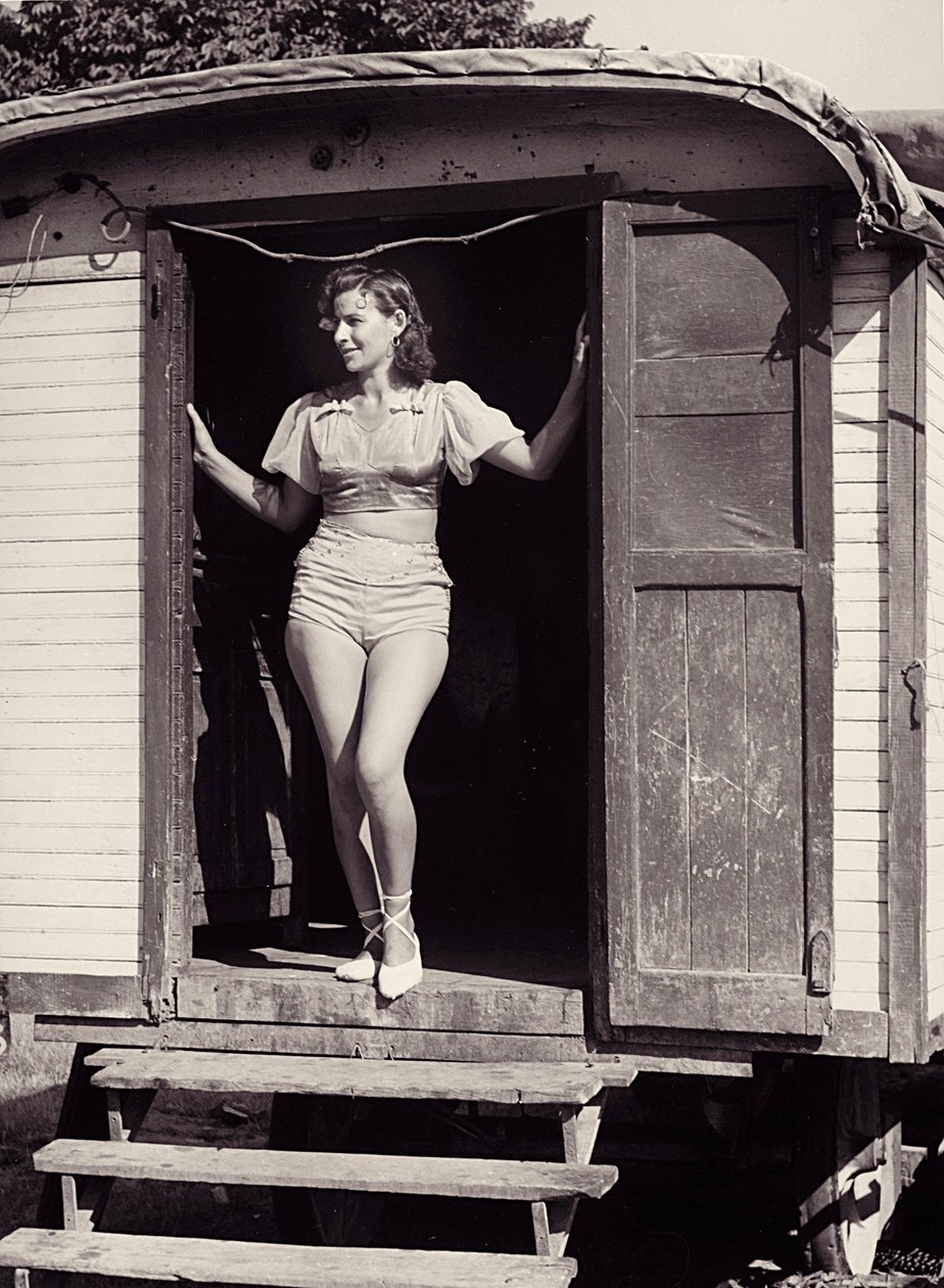 Giovane donna su una carrozza da circo, 1960 circa (foto b/n) da Vincenzo Balocchi