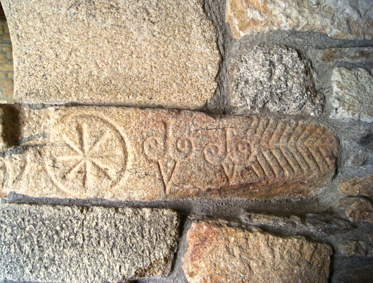 Intagli visigoti nella Cappella di São Pedro de Balsemão, Sé, Lamego, Portogallo c.599 da Visigothic