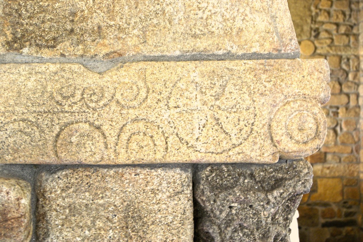 Intagli visigoti nella Cappella di São Pedro de Balsemão, Sé, Lamego, Portogallo c.599 da Visigothic