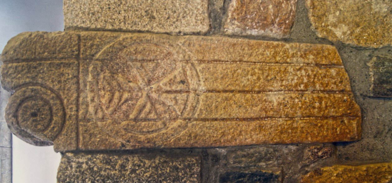 Intagli visigoti nella Cappella di São Pedro de Balsemão, Sé, Lamego, Portogallo c.599 da Visigothic