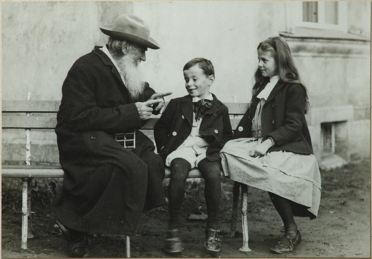 Lev Tolstoj con i nipoti Lev e Sofia, 1909 da Vladimir Grigorievich Chertkov
