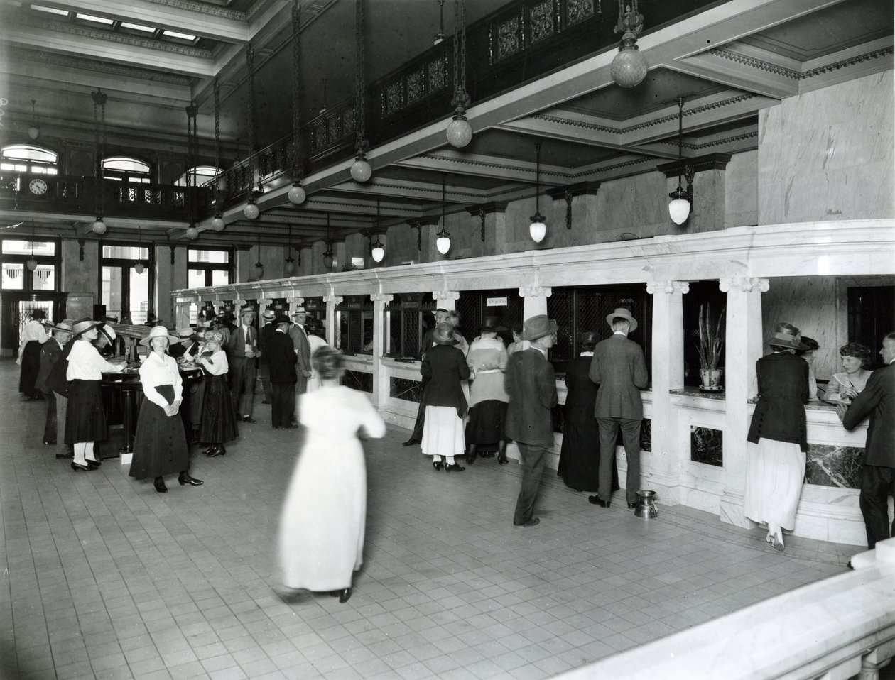 Vista interna della hall e delle finestre dei cassieri alla Mercantile Trust Company da W. C. Persons