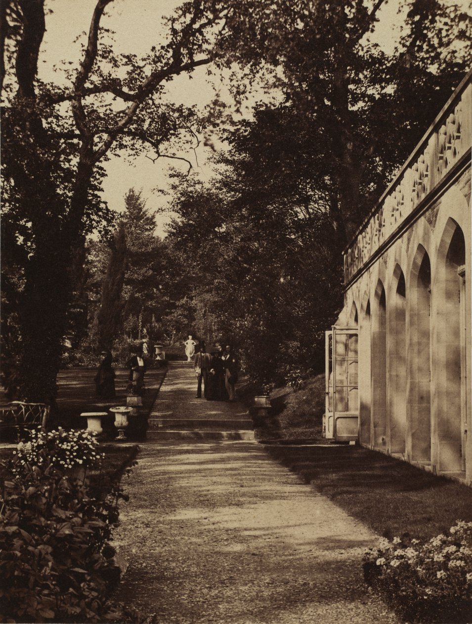 Aranciera e giardino fiorito a Singleton, Glamorganshire da W. Graham Vivian