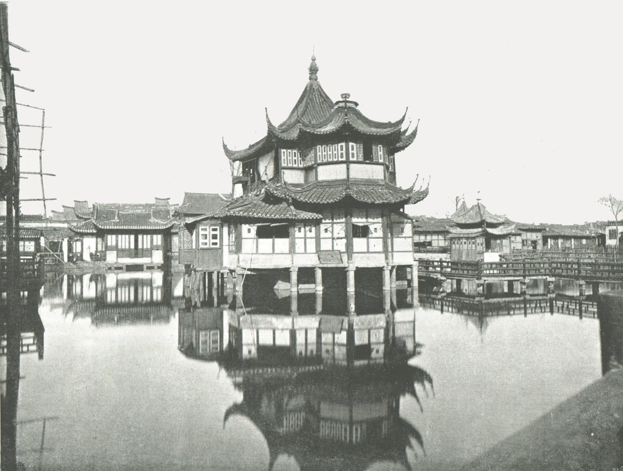 Uno dei giardini pubblici del tè, Shanghai, Cina, 1895 da W and S Ltd