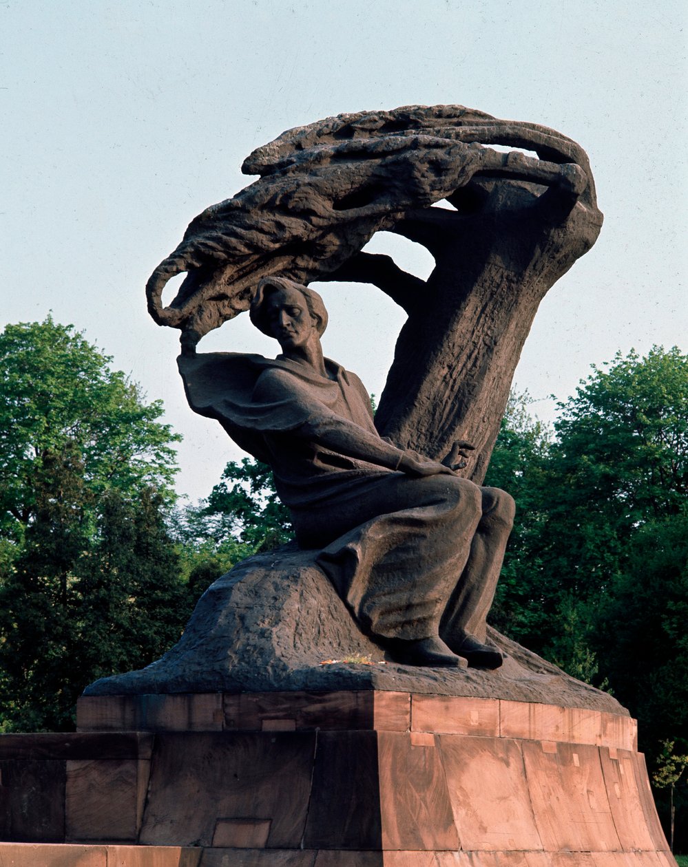 Veduta del monumento dedicato al compositore Frederic Chopin (1810-1849) a Varsavia, Polonia da Waclaw Szymanowski