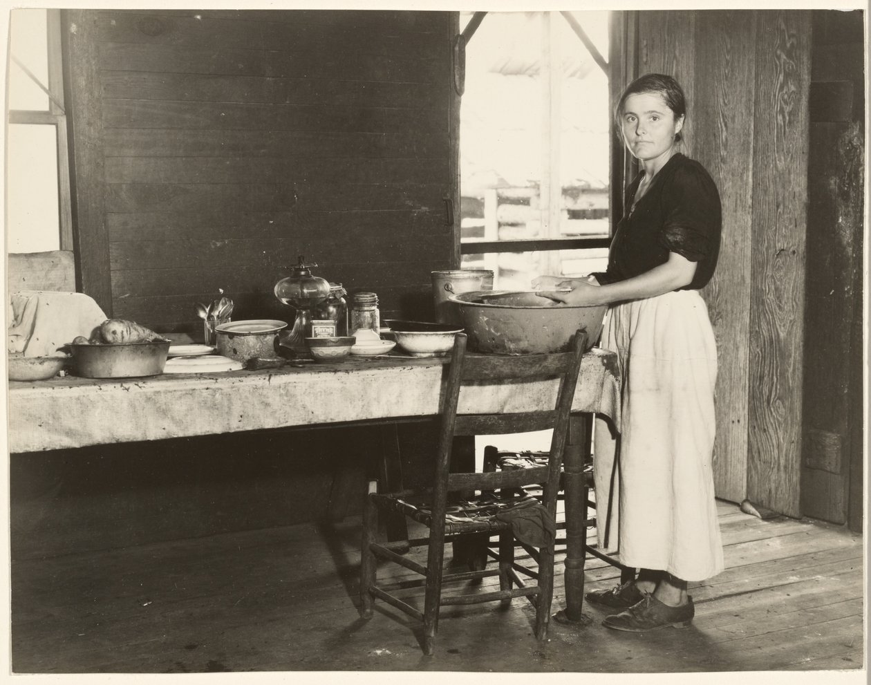 [Elizabeth Tengle al tavolo della cucina]/[Paralee Ricketts al lavoro in cucina]. da Walker Evans