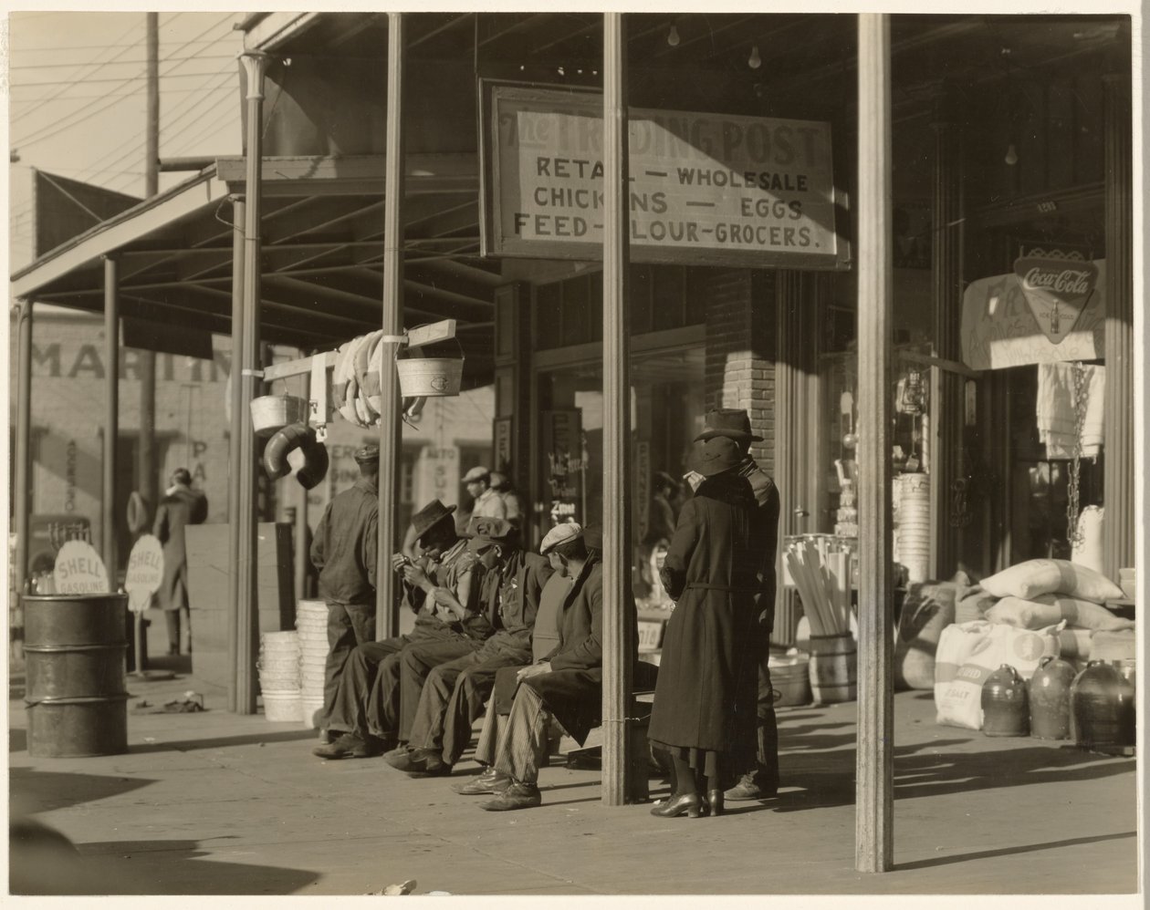 Scena di marciapiede, Selma, Alabama da Walker Evans