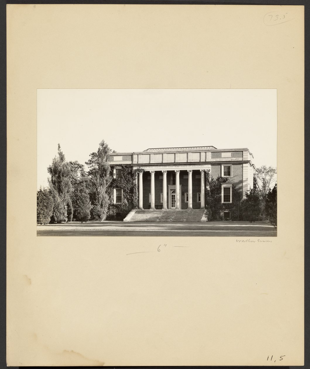 [Wheaton College: La Biblioteca (1923)] da Walker Evans