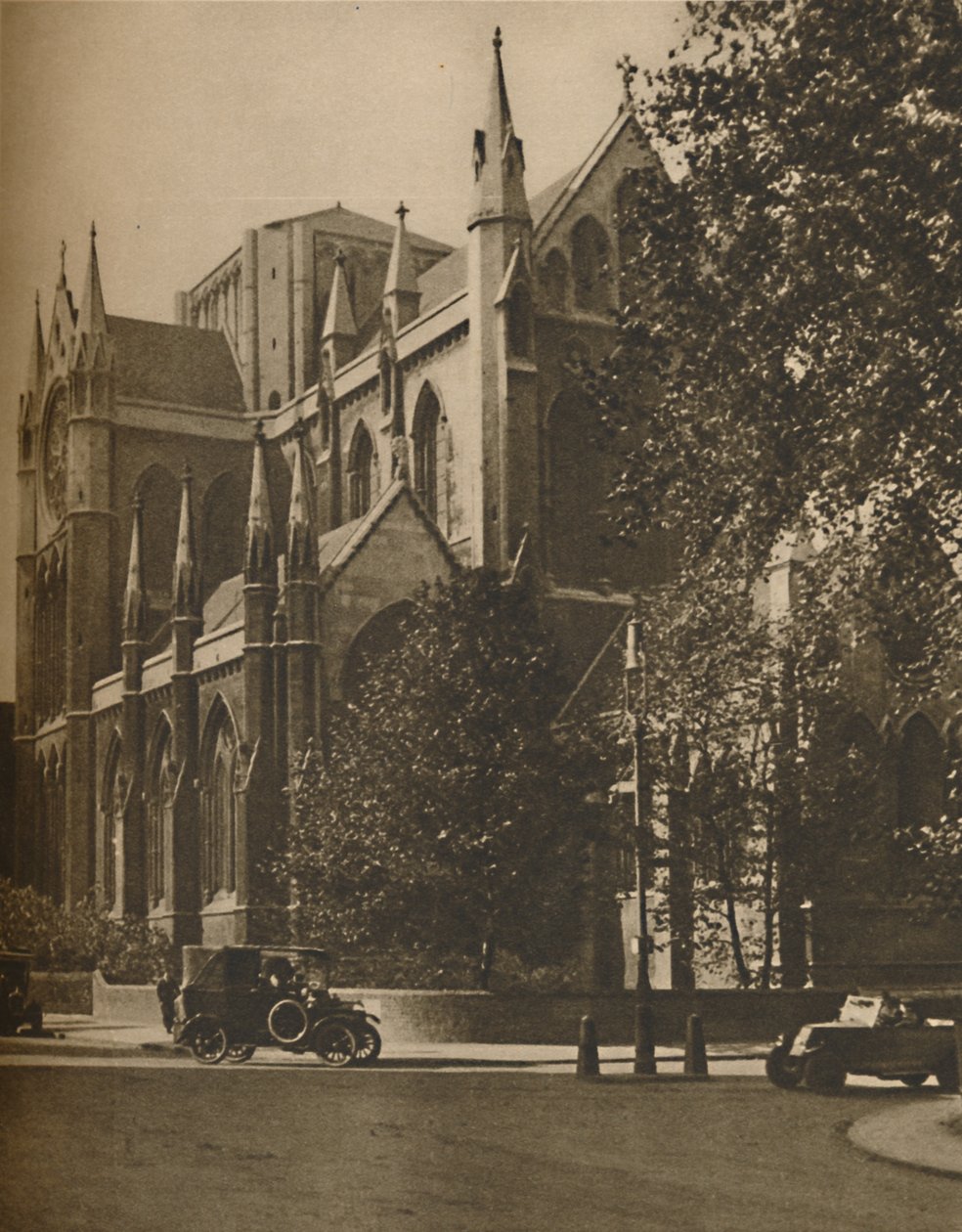 Cattedrale di Bloomsbury: La Chiesa Cattolica Apostolica in Gordon Square, c1935 da Walter Benington