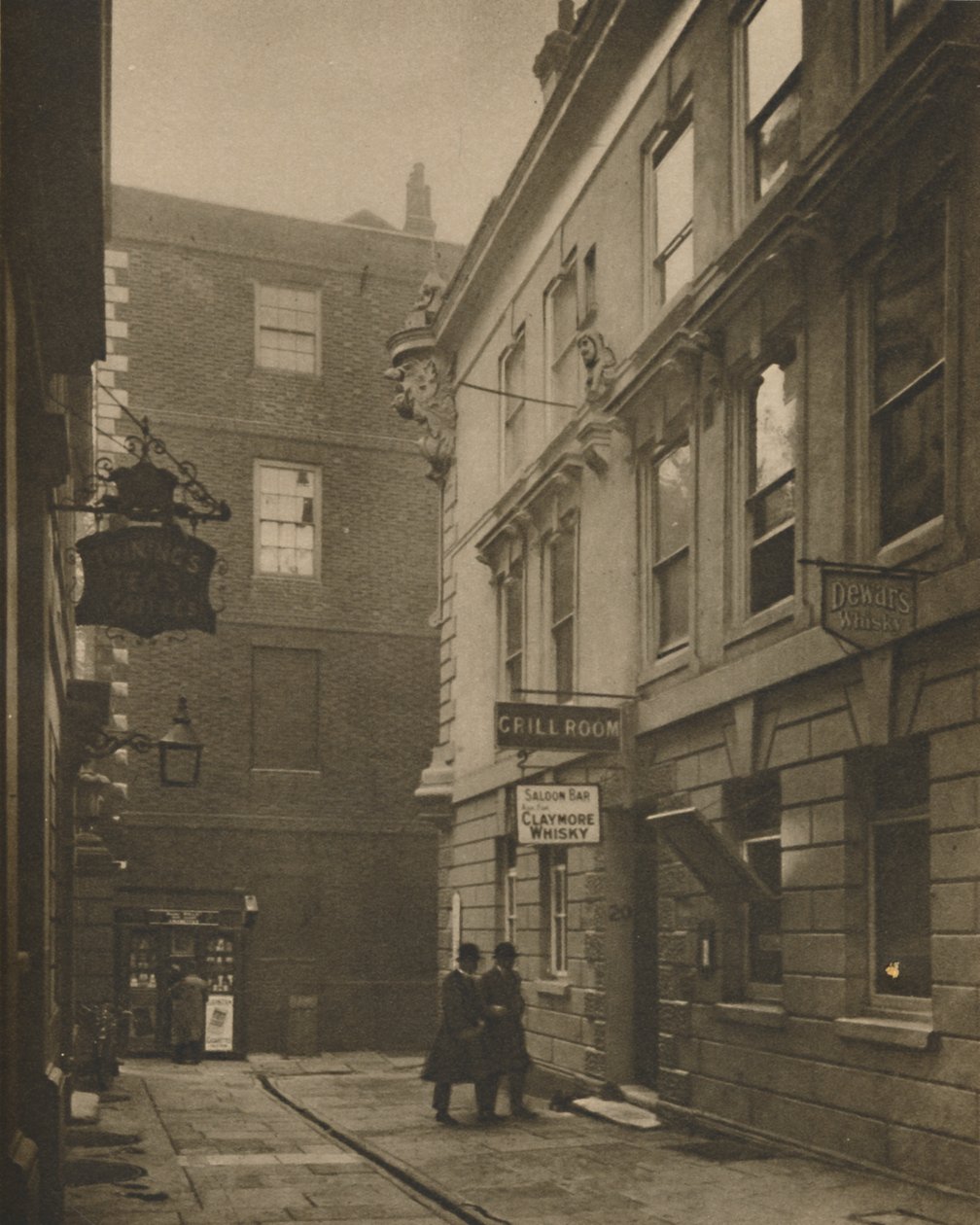 In Devereux Court, pieno di associazioni del XVIII secolo, c1935 da Walter Benington