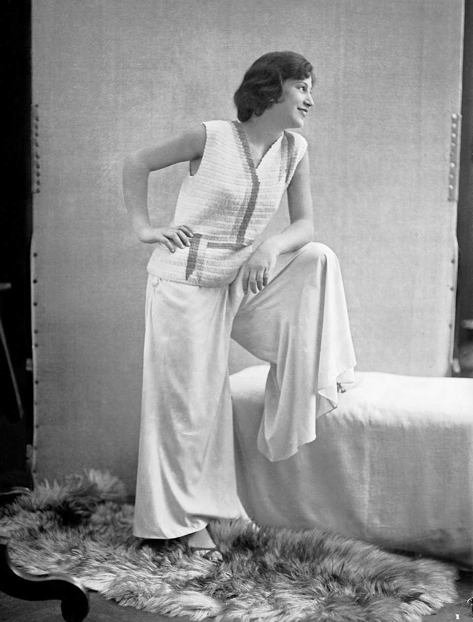 Modella con un abito creato da Anita Pittoni, 1940 circa (foto b/n) da Wanda Wulz