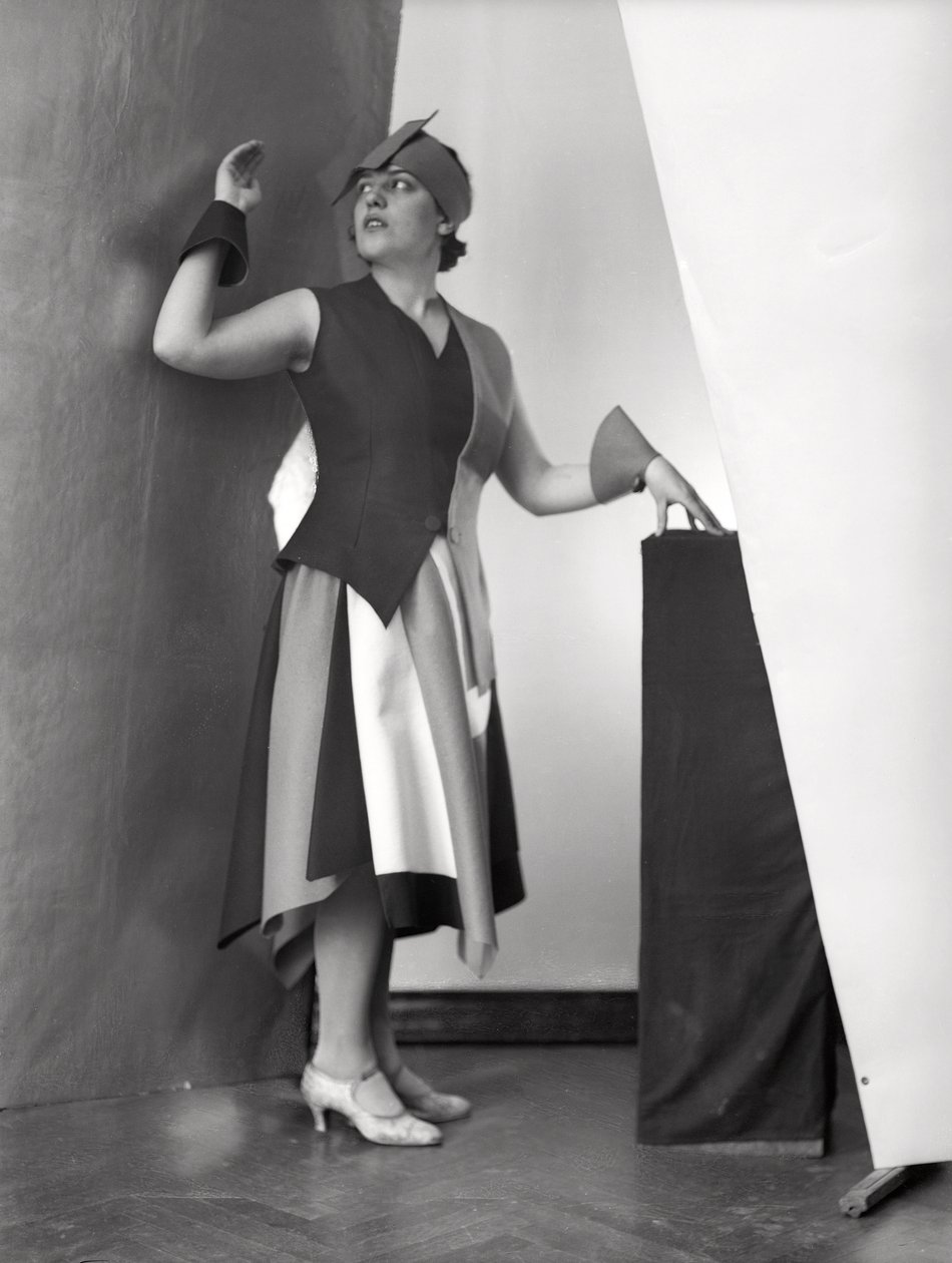 Ritratto di Anita Pittoni con un abito disegnato dal pittore Marcello Clarion, 1930 circa (foto b/n) da Wanda Wulz