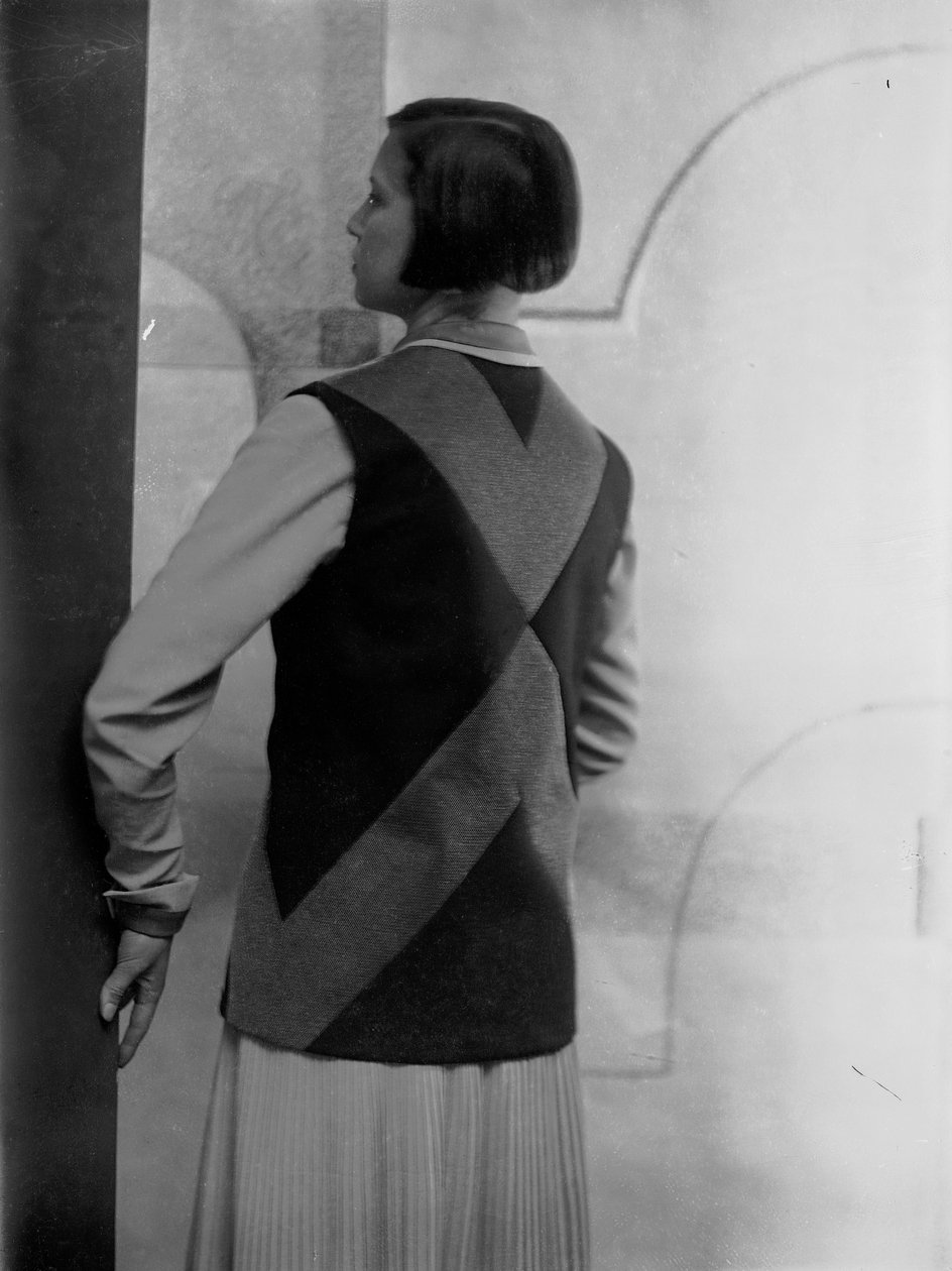 Ritratto di Marion Wulz con abito disegnato da Anita Pittoni, 1940 circa (foto b/n) da Wanda Wulz