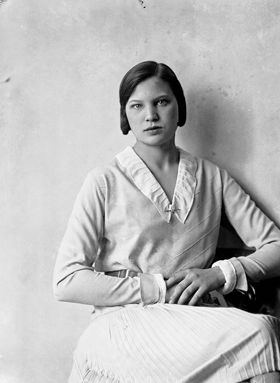 Ritratto di Marion Wulz con abito disegnato da Anita Pittoni, 1940 circa (foto b/n) da Wanda Wulz