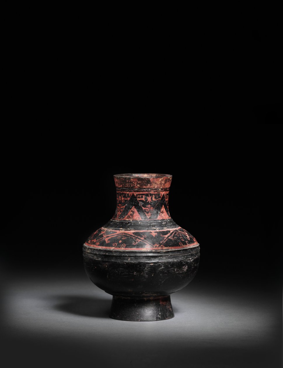 Piccolo vaso di ceramica nera laccata dipinta di rosso, Hu, 476-221 a.C. da Warring States period Chinese School