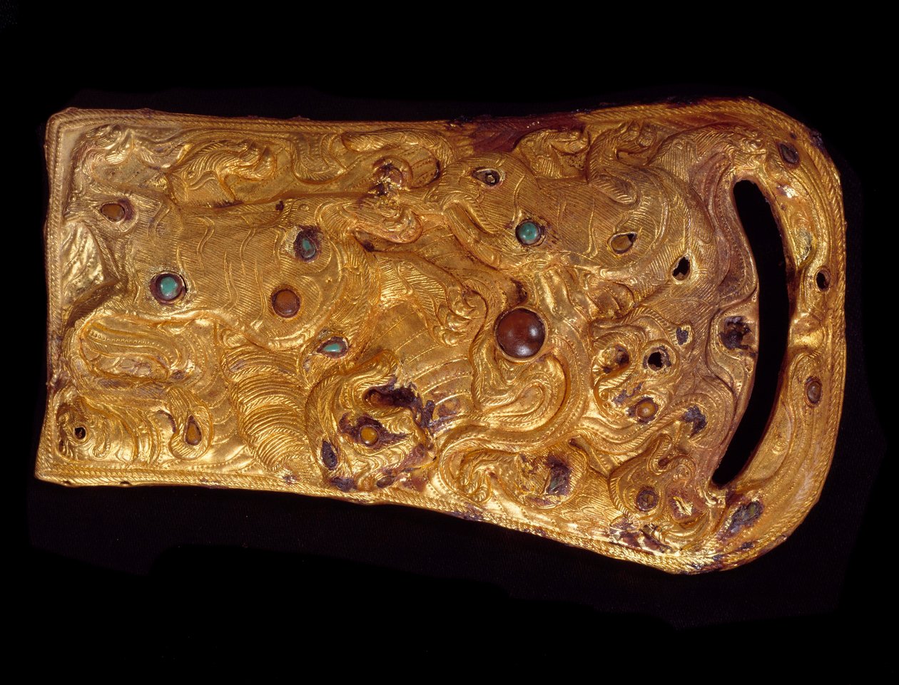 Arte cinese: fibbia per cintura in oro incastonata con pietre preziose. Dinastia Han occidentale (206 a.C.-25 d.C.). Parigi, Museo Cernuschi da Western Han Dynasty Chinese School