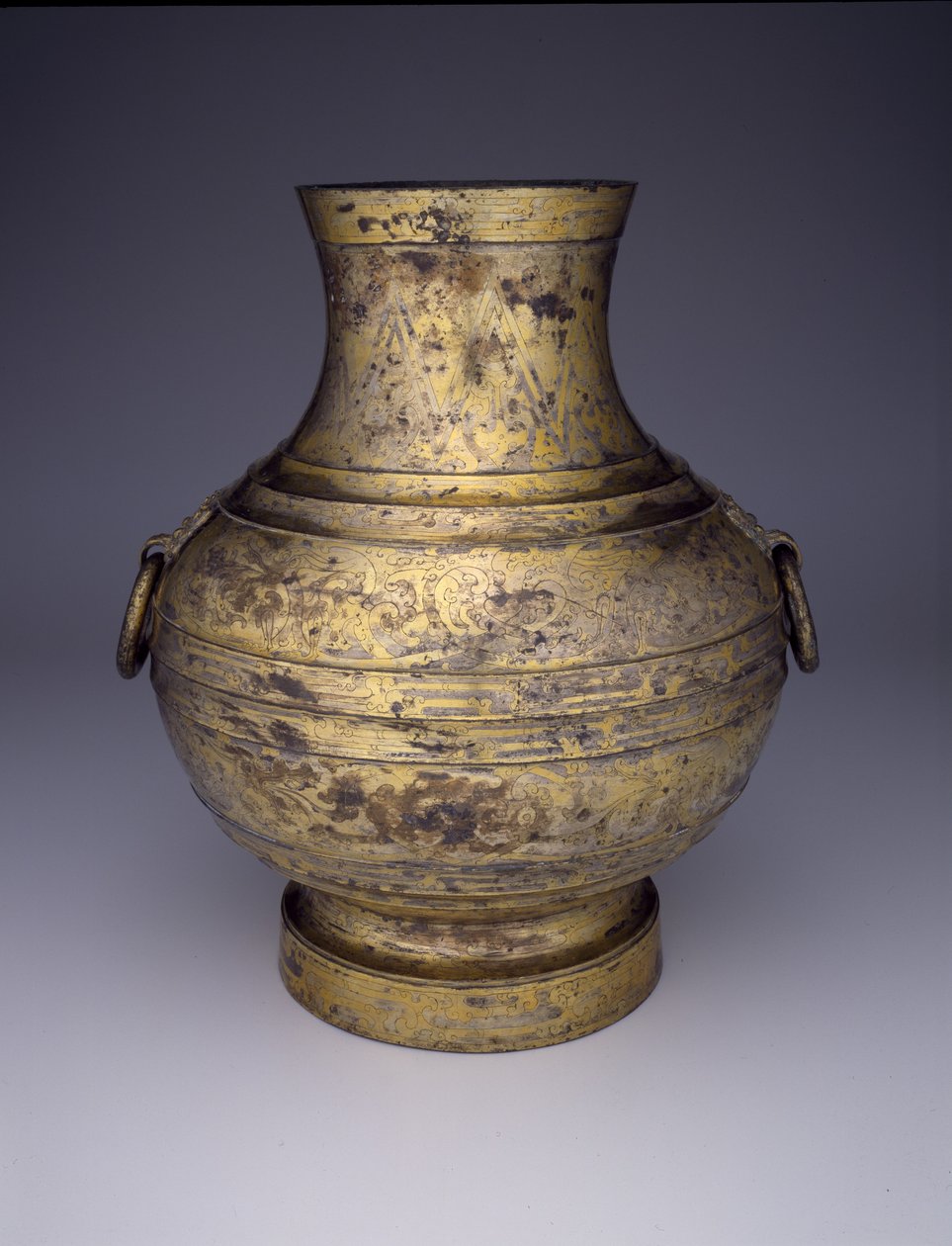 Vaso di stoccaggio (Hu o Zhong) con draghi intrecciati e nuvole stilizzate da Western Han Dynasty Chinese School