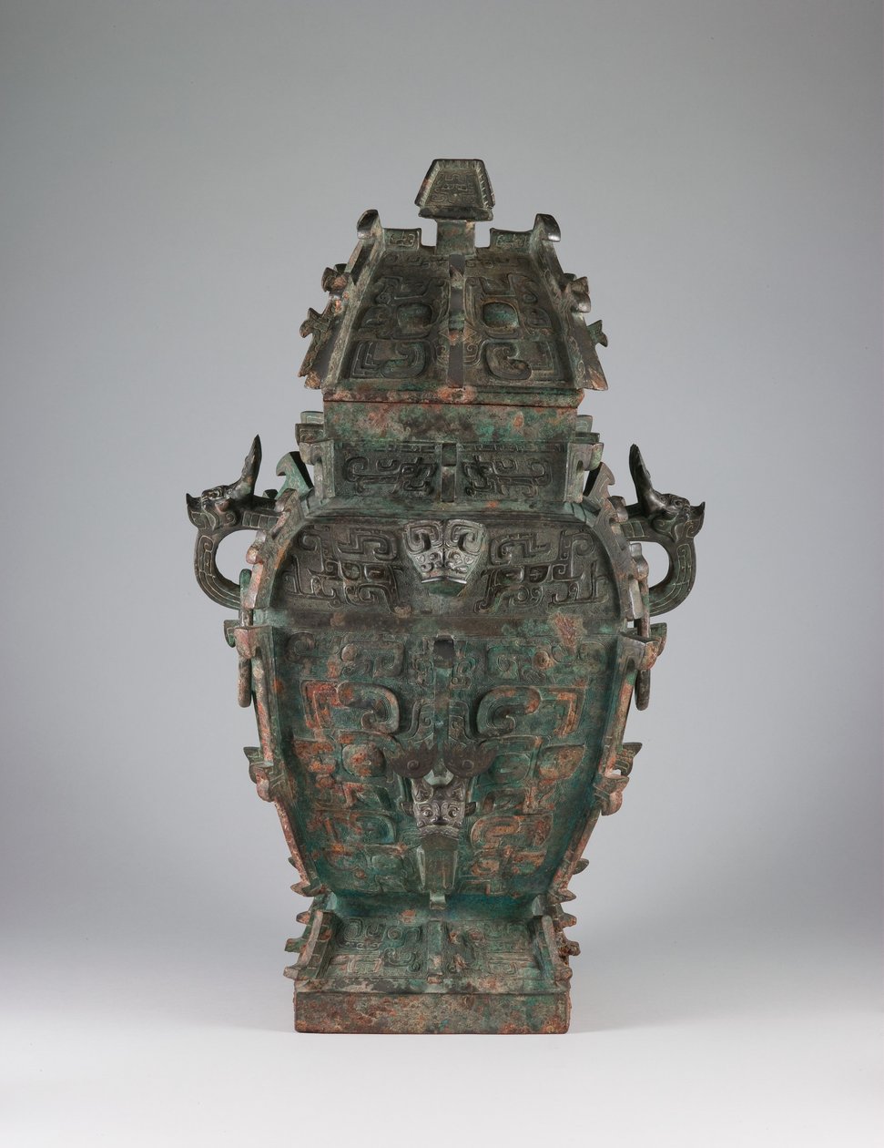 Vaso da vino coperto (fang lei) con disegno di maschere zoomorfe e manici a testa di animale, fine XI secolo a.C. (bronzo) da Western Zhou Dynasty Chinese School