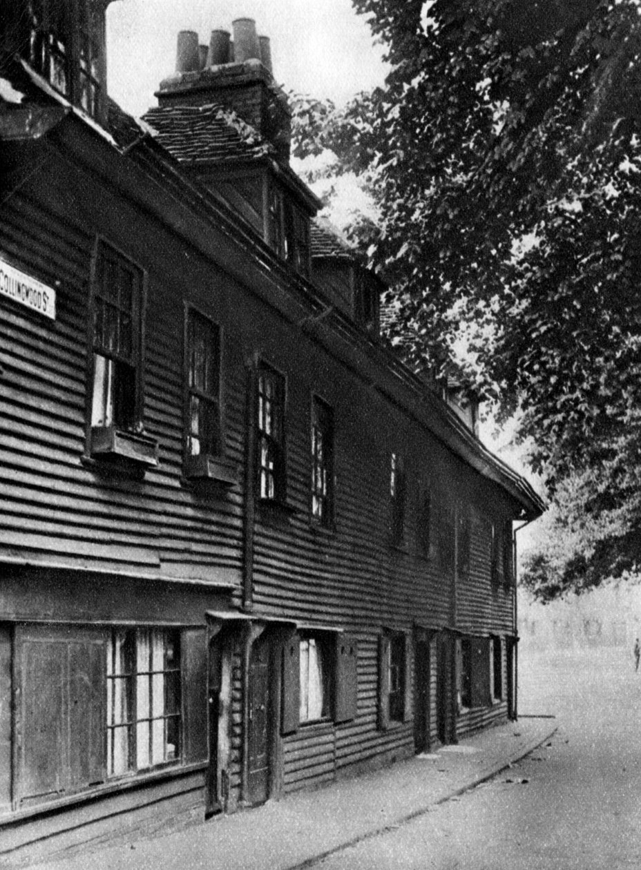 Una vecchia casa di legno in Collingwood Street, Londra, 1926-1927 da Whiffin