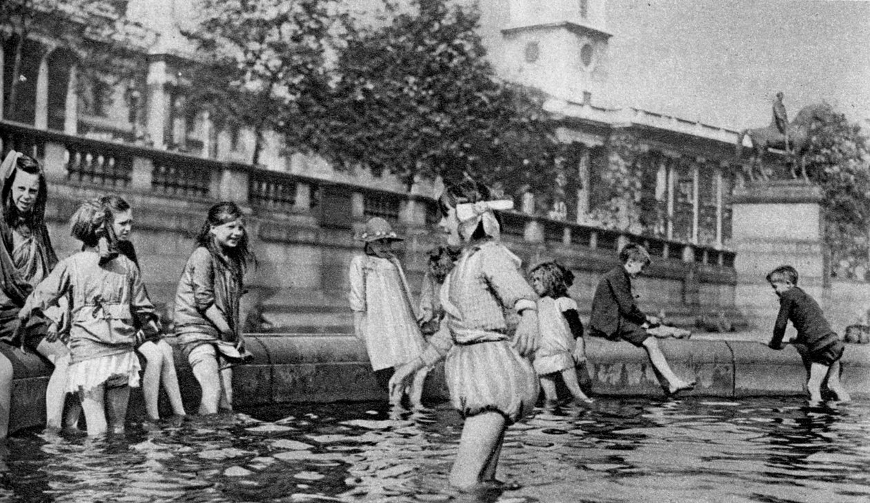 Bambini che giocano nelle fontane a Trafalgar Square, Londra, 1926-1927 da Whiffin
