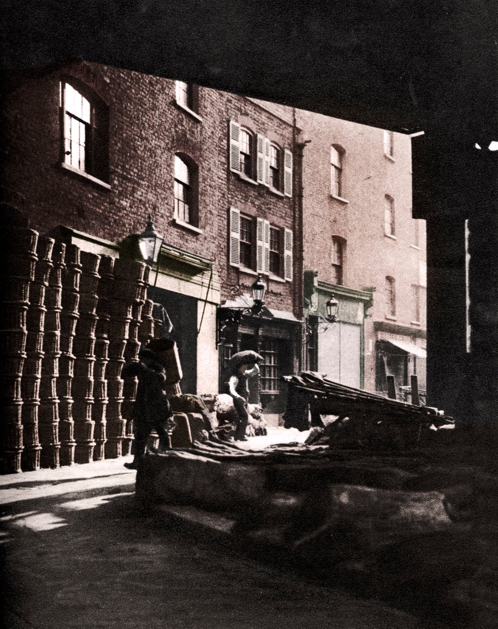 Cesti di frutta ammucchiati contro le case al Borough Market, Londra, 1926-1927 da Whiffin