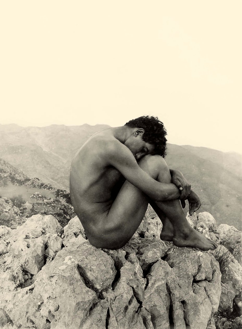 Studio di un nudo maschile su una roccia, Taormina, Sicilia, c.1900 da Baron Wilhelm von Gloeden