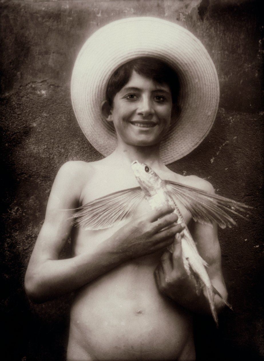 Ragazzo con pesce volante, Sicilia, c.1895 da Baron Wilhelm von Gloeden