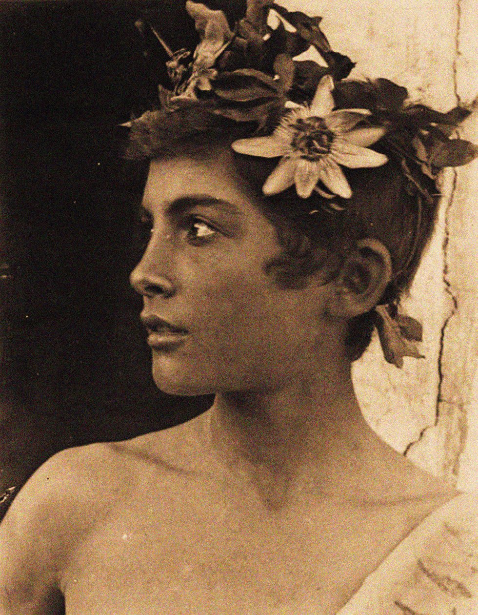 Studio di un ragazzo siciliano con fiori della passione nei capelli, Sicilia, c.1899 (foto) da Baron Wilhelm von Gloeden