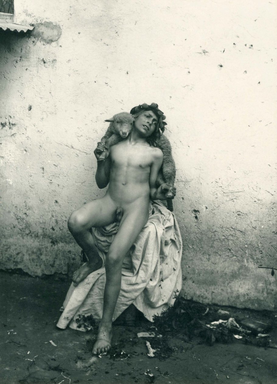 Giovane ragazzo che tiene una pecora, Sicilia, c.1899 da Wilhelm von Gloeden