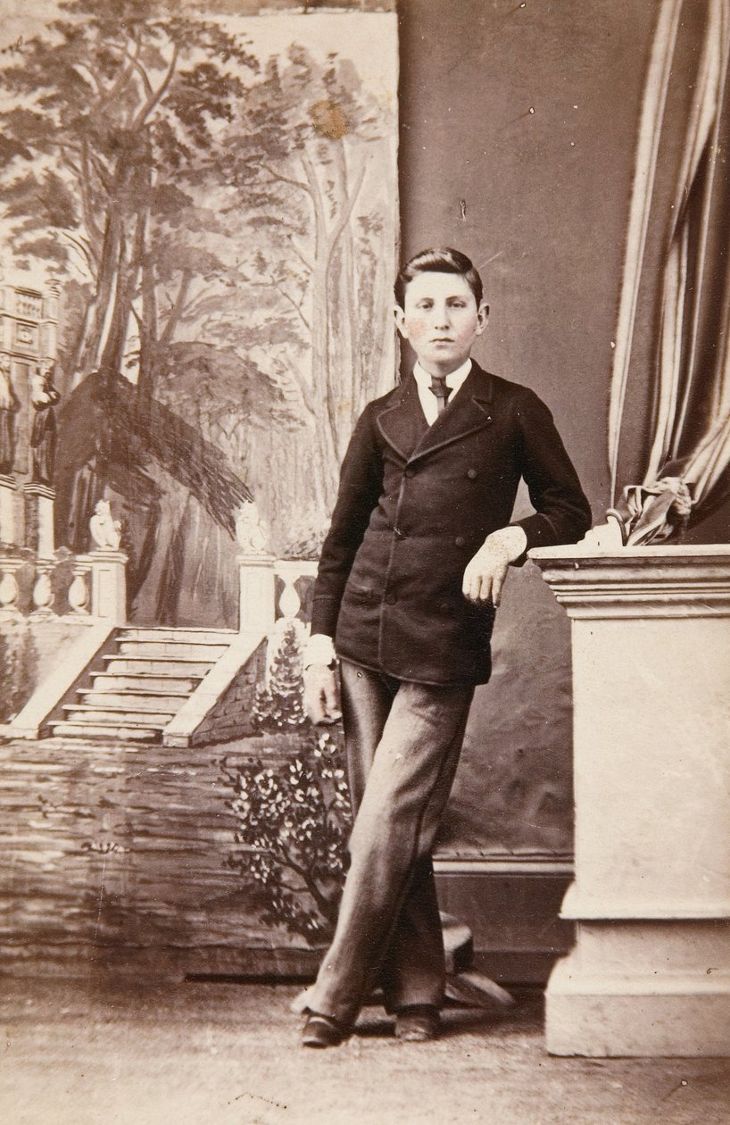 Ritratto in studio di giovane uomo davanti a sfondo dipinto di scale e giardino da William Bentley