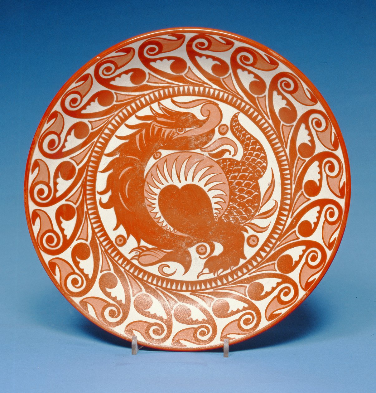 Piatto di terracotta, decorato in lustro rosso con un drago arrotolato, c.1880-85 da William de Morgan