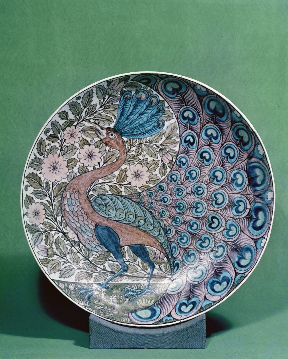 Piatto di terracotta dipinto con motivo di pavone da William de Morgan