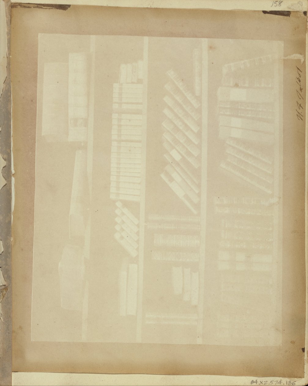 Libri su quattro scaffali da William Henry Fox Talbot