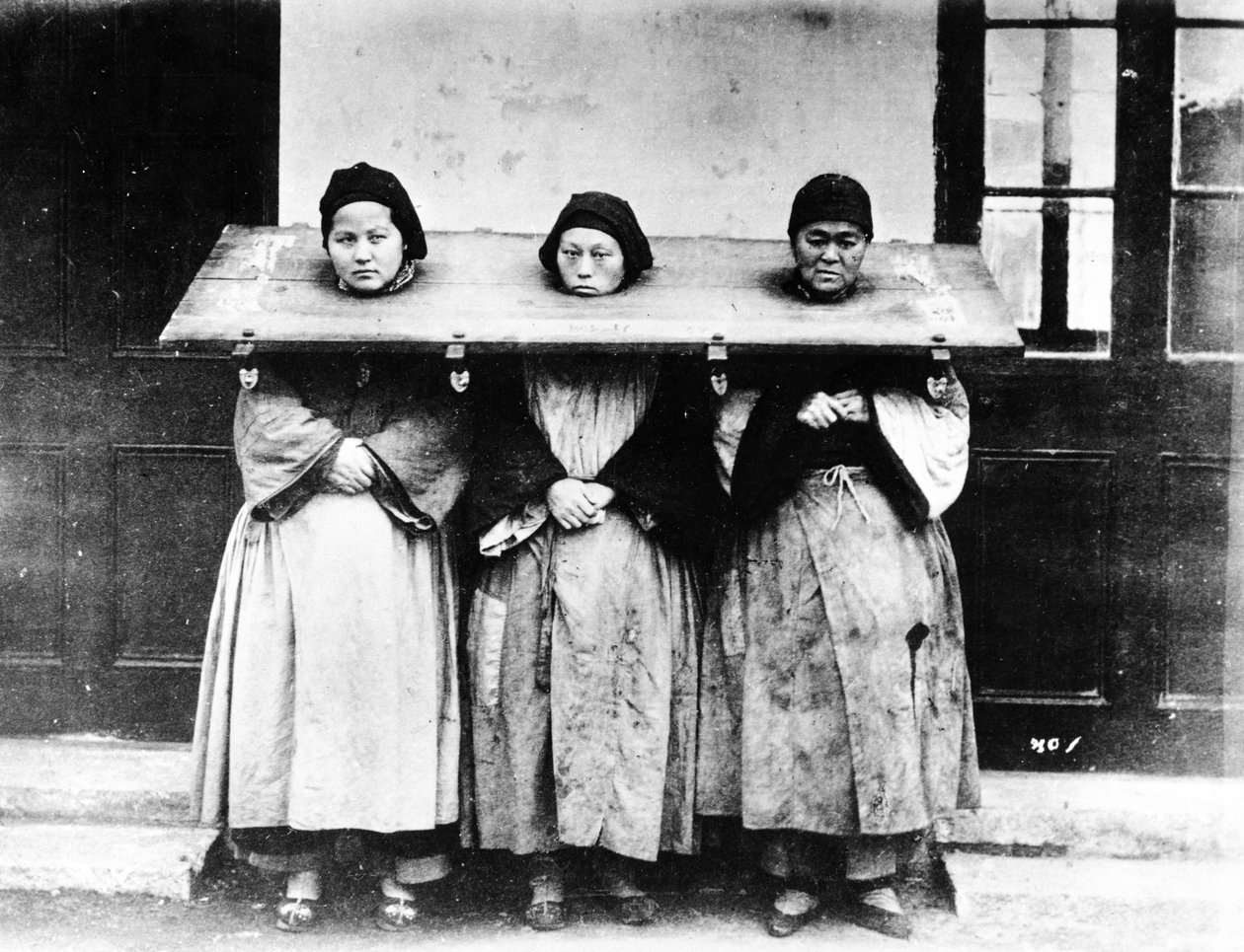 Punizione per crimini leggeri, Cina, c.1880 da William Saunders