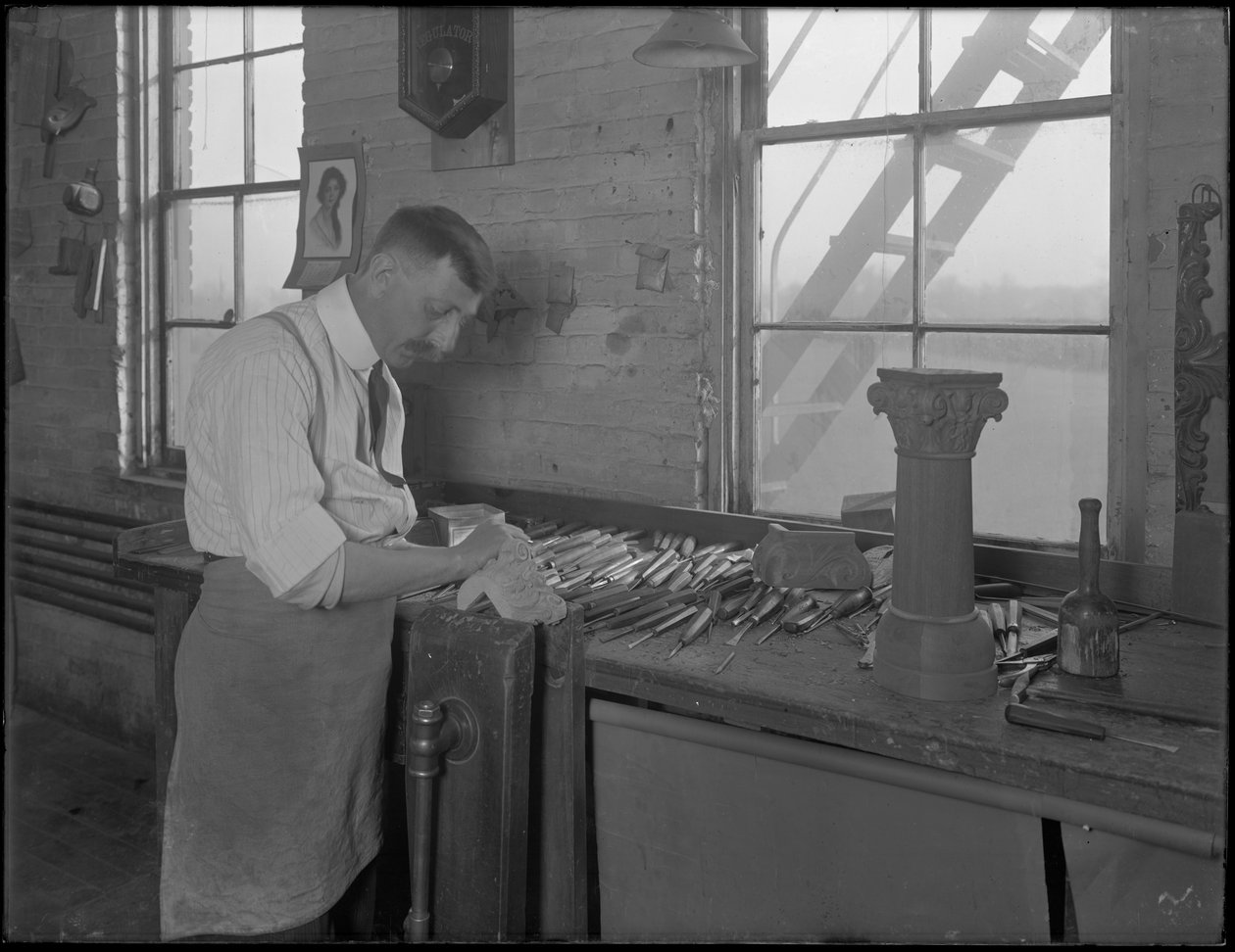 Intagliatore che lavora su ornamenti di cassa, Oneida, New York, 3 aprile 1916 da William Davis Hassler